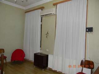 Хостелы GEO Vake Hostel Тбилиси Улучшенный двухместный номер с 2 отдельными кроватями и видом на сад-11
