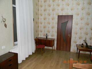 Хостелы GEO Vake Hostel Тбилиси Улучшенный двухместный номер с 2 отдельными кроватями и видом на сад-12