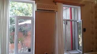 Хостелы GEO Vake Hostel Тбилиси Улучшенный двухместный номер с 2 отдельными кроватями и видом на сад-43